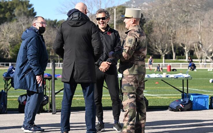 Coach Galthié (Francia) parla con un soldato prima di un allenamento al camp della Legione straniera di Aubagne Fabien Galthié (Getty)