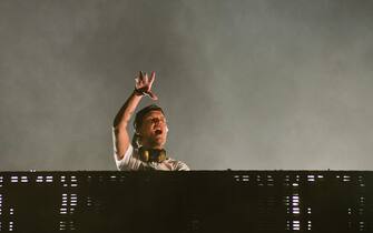 BARCELONA, SPAIN - JULY 25:  Avicii performs on stage during day 2 of Hard Rock Rising at Platja De Sant Adria on July 25, 2015 in Barcelona, Spain.  (Photo by Jordi Vidal/Redferns)