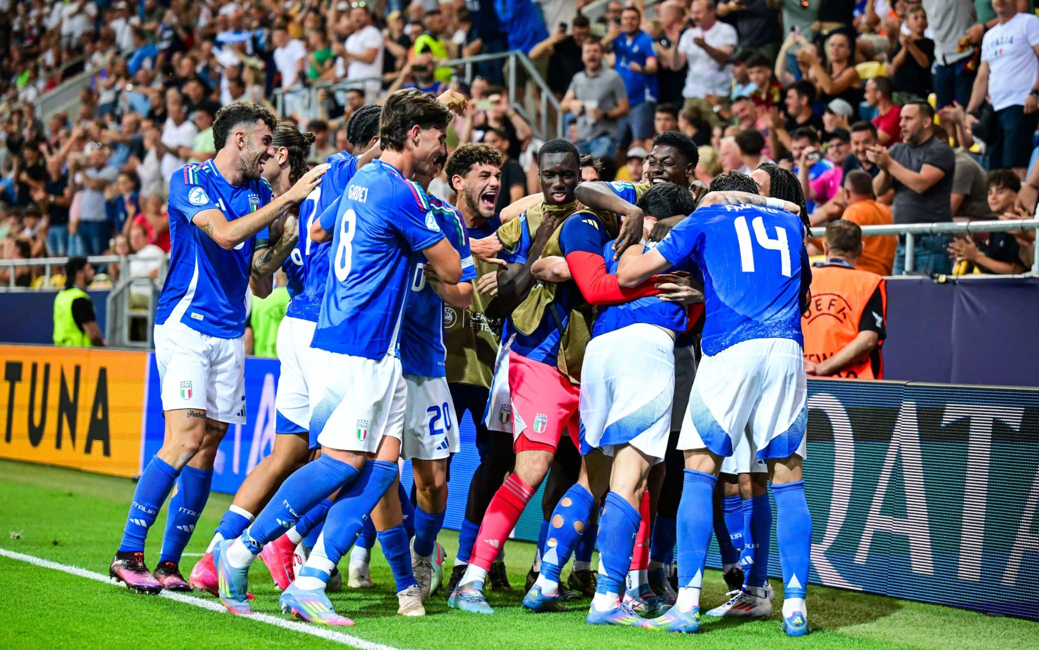 Incredibile epilogo con l'Italia in nove che trova il pareggio al sesto di recupero all'ultima occasione disponibile. Ambrosino ha calciato una punizione praticamente perfetta. 