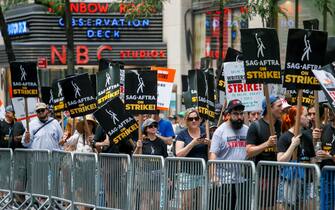 Attori e sceneggiatori manifestano a New York