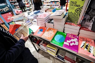 Libri di Italo Calvino in una libreria a Torino, 26 aprile 2023.
ANSA/JESSICA PASQUALON