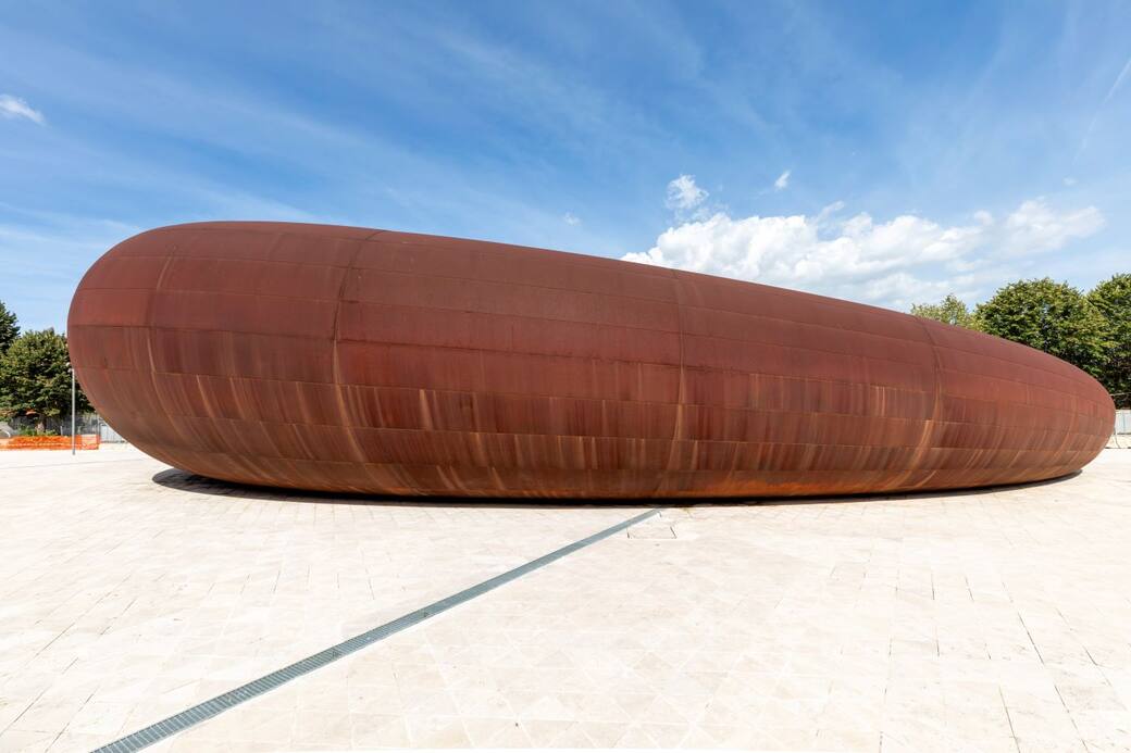 Anish Kapoor, Monte Sant'Angelo Station. Naples, Italy. Photograph by Amedeo Benestante. © Anish Kappor. All rights reserved, DACS - SIAE, 2023