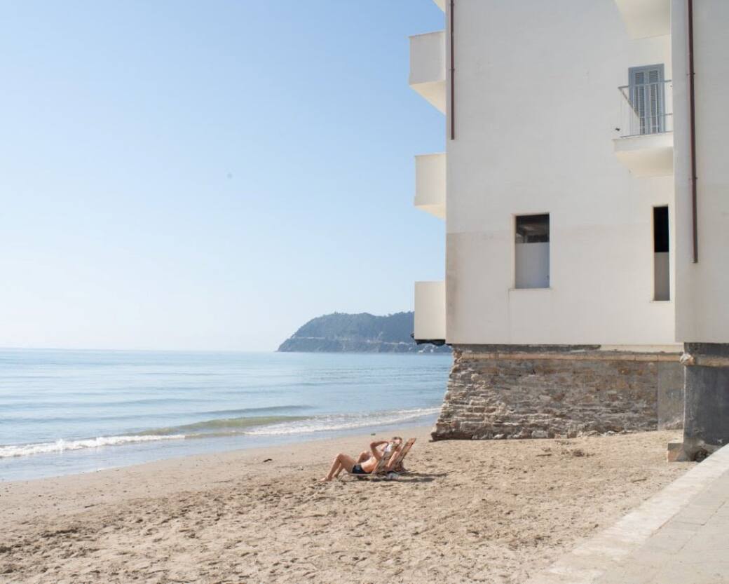 Alassio, fotografia di Emanuele Piccardo. Mostra "MiraMare" - Festival "Abitare la Vacanza. Architetture per il tempo liberato", 2025