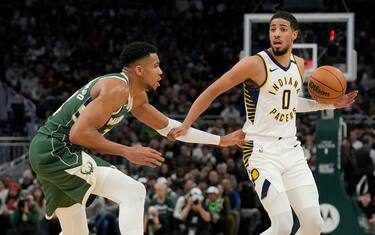 MILWAUKEE, WISCONSIN - JANUARY 01: Tyrese Haliburton #0 of the Indiana Pacers dribbles the ball against Giannis Antetokounmpo #34 of the Milwaukee Bucks during the second half at Fiserv Forum on January 01, 2024 in Milwaukee, Wisconsin. NOTE TO USER: User expressly acknowledges and agrees that, by downloading and or using this photograph, User is consenting to the terms and conditions of the Getty Images License Agreement (Photo by Patrick McDermott/Getty Images )