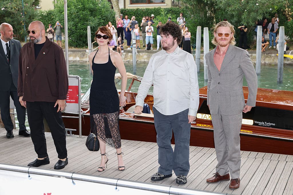 Il cast di Bugonia col regista Yorgos Lanthimos a Venezia 82