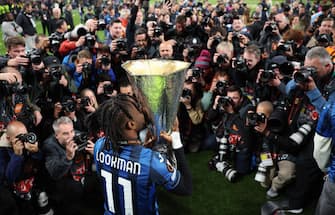 epa11361723 Ademola Lookman of Atalanta poses for photos with the trophy after winning the UEFA Europa League Final soccer match of Atalanta BC against Bayer 04 Leverkusen, in Dublin, Ireland, 22 May 2024.  EPA/ADAM VAUGHAN