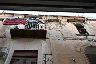 Un'esplosione, accompagnata da un forte odore di gas si è verificata al quarto piano di un palazzo ai Gradini San Matteo a Toledo ai Quartieri Spagnoli, a Napoli. Sono caduti pezzi di intonaco sulla scalinata sottostante dove si trova l'ingresso del palazzo nel quartiere affollato dai turisti. Una coltre di polvere ricopre le auto parcheggiate e tutta la gradinata sottostante è ricoperta di pietre. Tanta la paura, ma nessun ferito. Sul posto vigili del fuoco e polizia che hanno transennato la zona e fatto allontanare le persone prima di iniziare le verifiche nel palazzo, Napoli, 27 aprile 2024.
ANSA/ CIRO FUSCO