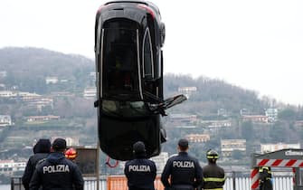 Le operazioni di recupero dei veicolo che ieri notte è caduto nel lago di Como. Ancora incerta la dinamica dei fatti che ha portato alla morte di una donna, Tiziano Tozzo di 45 anni, e di un uomo, Moragn Algeri di 38 anni. Como 7 Gennaio 2024.
ANSA / MATTEO BAZZI