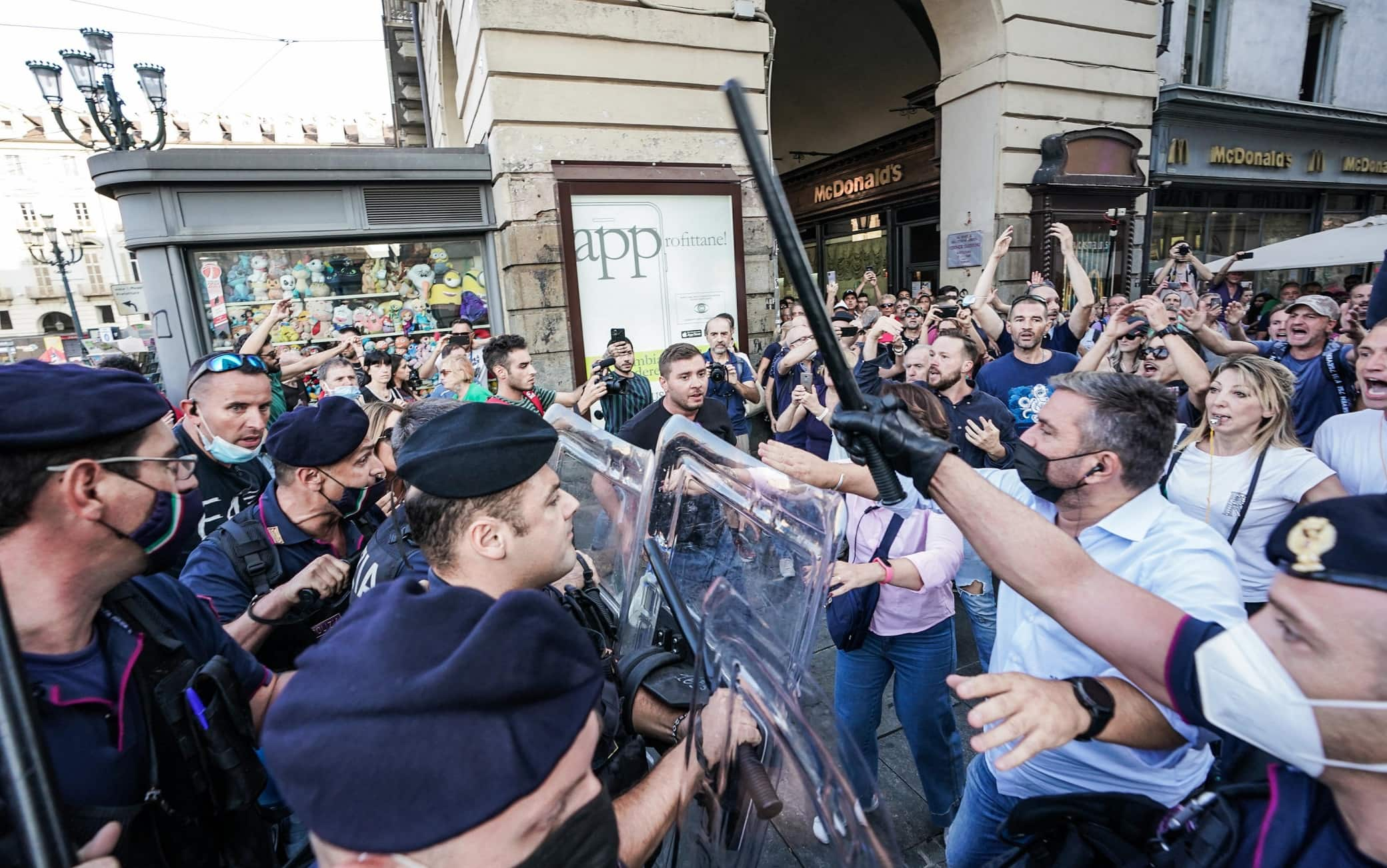 Attimi di tensione durante la protesta