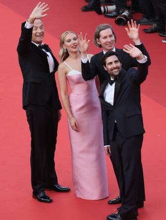 CANNES, FRANCE - MAY 23: (L-R) Tom Hanks, Scarlett Johansson, Wes Anderson and Jason Schwartzman attend the "Asteroid City" red carpet during the 76th annual Cannes film festival at Palais des Festivals on May 23, 2023 in Cannes, France. (Photo by Mike Coppola/Getty Images)