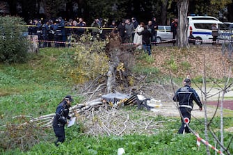 L'albero crollato nel parco Livio Labor a Colli Aniene, a Roma Agenti di Polizia sul luogo in cui una donna è morta, schiacciata da un albero caduto per il forte vento, in via Cesare Massimo a Colli Aniene, Roma, 23 dicembre 2024.
ANSA/ ANGELO CARCONI
