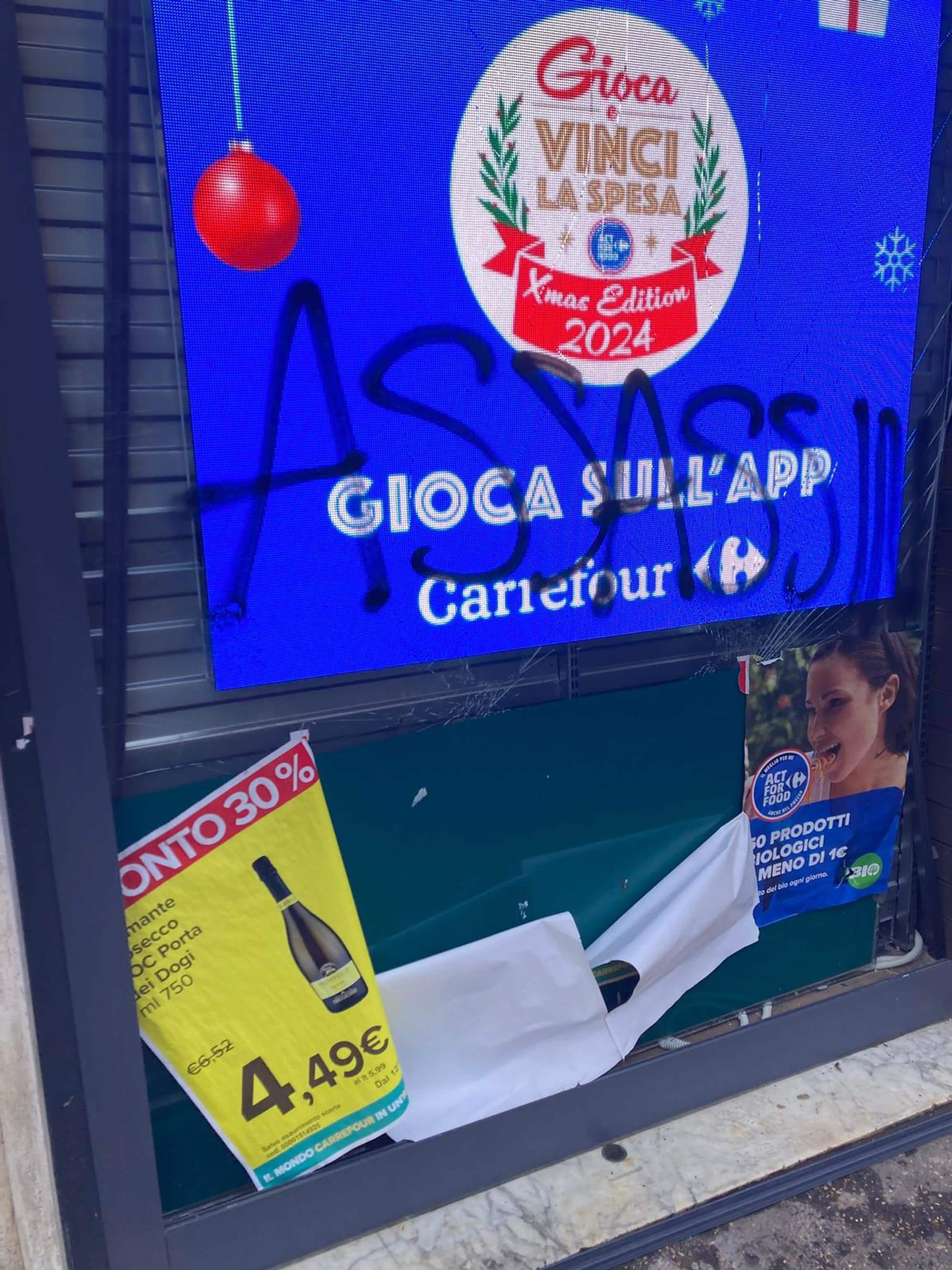 Petardi contro la vetrina e la scritta "assassini". Alcuni studenti pro Pal durante il corteo contro il ddl sicurezza hanno danneggiato un punto vendita del supermercato Carrefour di viale Regina Margherita, 14 dicembre 2024. ANSA/GIULIA MARRAZZO