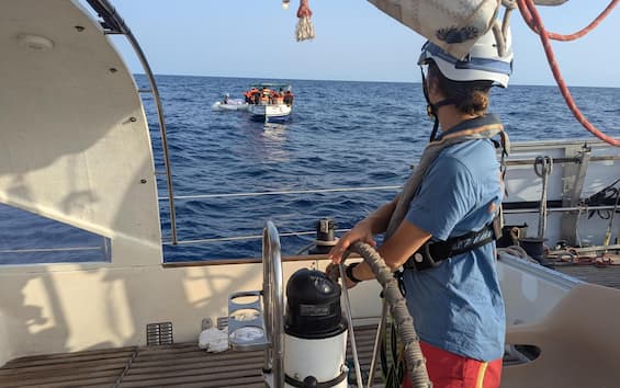 Lampedusa, nave ong salva 22 migranti: sequestrata la Trotamar III Lampedusa, nave ong salva 22 migranti: sequestrata la Trotamar III