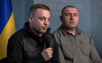 epa10199736 Denys Monastyrskyi (L), Minister of Internal Affairs of Ukraine and Vasyl Maliuk, acting chief of the Security Service of Ukraine, attend a media briefing following the return of 215 people from Russian captivity, Kyiv, Ukraine, 22 September 2022. Ukraine has returned 215 prisoners from Russian captivity, including Mariupol's Azovstal steel plant fighters, who spent months defending the steel plant and surrendered in May during the Russian siege, according to Ukraine's Presidential Administration.  EPA/ROMAN PILIPEY