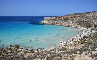 La spiaggia e l'isola dei Conigli, isola di Lampedusa, 5 agosto 2020.
ANSA/ALESSANDRO DI MEO