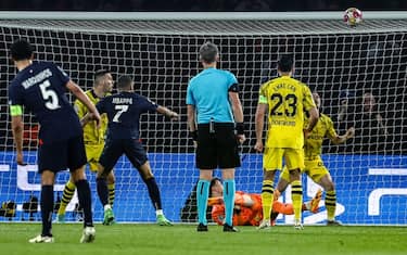 Paris Saint-Germain's French forward #07 Kylian Mbappe (3L) watches the ball after a shot on goal during the UEFA Champions League semi-final second leg football match between Paris Saint-Germain (PSG) and Borussia Dortmund, at the Parc des Princes stadium in Paris on May 7, 2024. (Photo by FRANCK FIFE / AFP) (Photo by FRANCK FIFE/AFP via Getty Images)