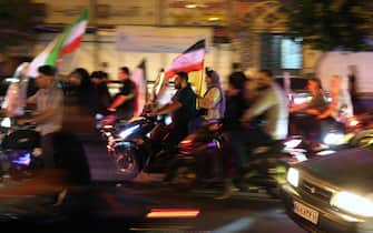 Festeggiamenti a Teheran TEHRAN, IRAN - JUNE 14: Iranians gather in Tehran's Enghelab Square to watch and celebrate the country's ballistic missile retaliation against Israel, following Israeli strikes on June 14, 2025. People waved Iranian, Palestinian, and Hezbollah flags and chanted slogans while thanking military officials during the large-scale rally. (Photo by Fatemeh Bahrami/Anadolu via Getty Images)