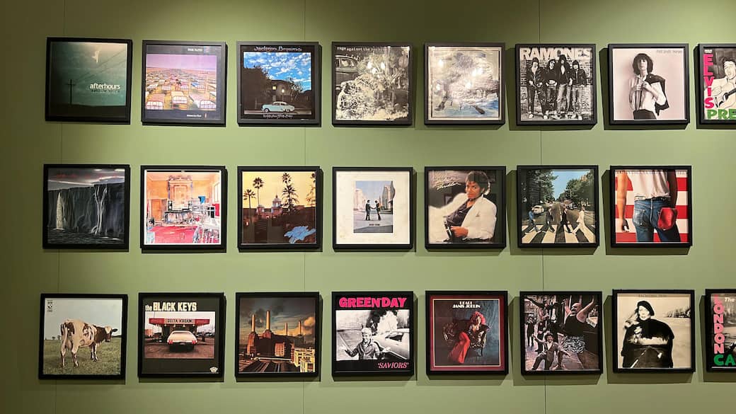 Veduta_dell_allestimento_della_mostra_Musica_da_guardare_Palazzo_dei_Priori_Fermo.jpg