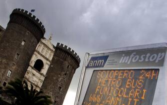 Paline alle fermate degli autobus a Napoli annunciano agli utenti lo sciopero che nella citta' partenopea ha registrato una minima adesione, 24 gennaio 2014.
ANSA / CIRO FUSCO
