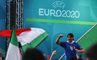 Un maxischermo proietta la partita dell'Italia