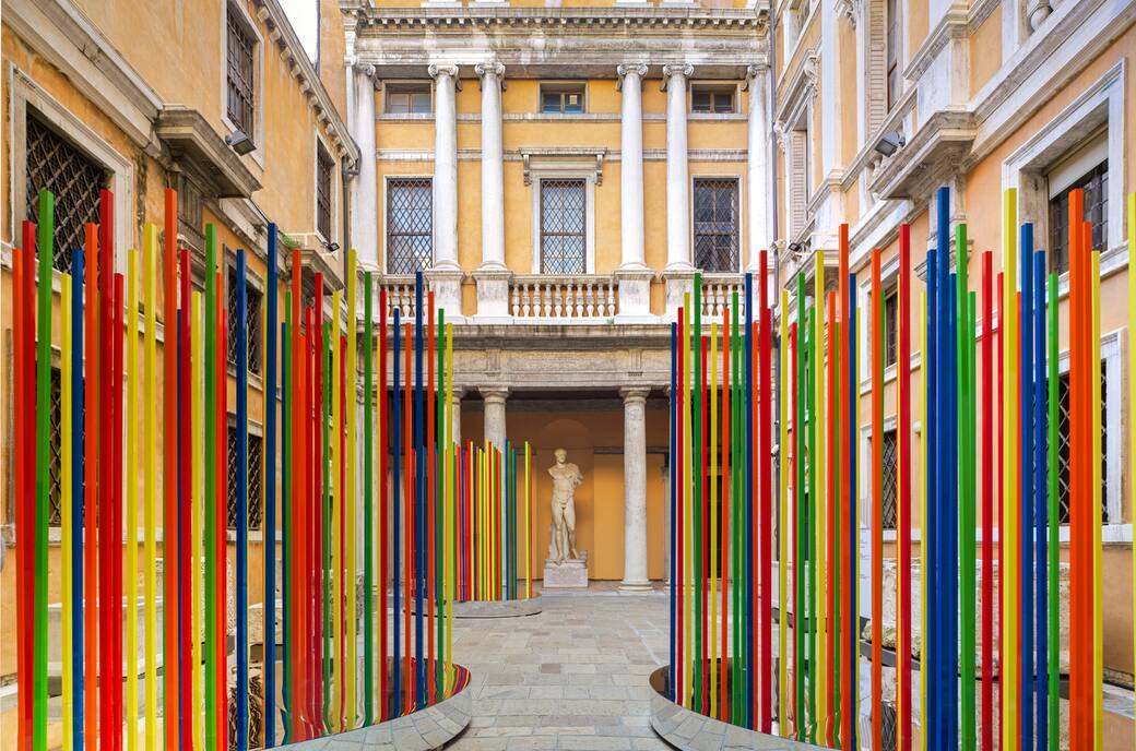 Kengo Kito, LINES, Metallo colorato, plexiglass, legno, 2025, A cura di Masahiko Haito, Organizzato da anonymous art project,  photo credit: Jean Porcel, courtesy: Veronesi Namioka