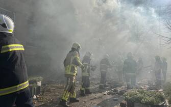 Vigili del fuoco fra le macerie a Kiev