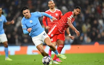epa10568863 Jach Grealish of Manchester City (L) in action against Serge Gnabry of Bayern Munich (R) during the UEFA Champions League quarter final 1st leg match between Manchester City and Bayern Munich in Manchester, Britain, 11 April 2023.  EPA/PETER POWELL
