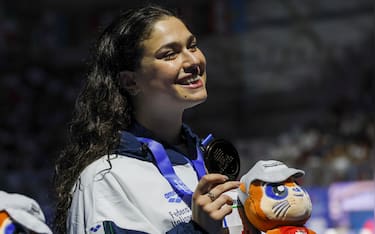 epa12281496 Bronze medalist Benedetta Pilato of Italy poses after the Women 50m Breaststroke finals at the World Aquatics Championships Singapore 2025 in Singapore, 03 August 2025.  EPA/RUNGROJ YONGRIT