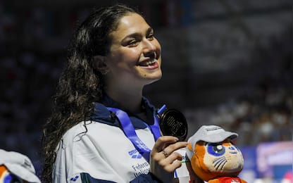 epa12281496 Bronze medalist Benedetta Pilato of Italy poses after the Women 50m Breaststroke finals at the World Aquatics Championships Singapore 2025 in Singapore, 03 August 2025.  EPA/RUNGROJ YONGRIT