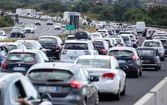 In una foto d'archivio, auto in fila sulla Roma-Napoli, durante l'esodo estivo  Roma, 7agosto 2021. Oltre 4 italiani adulti su 10 (41%) quest'anno hanno scelto il mese di agosto per andare in vacanza. E' quanto emerge dall'indagine Coldiretti/Ixè in occasione del primo fine settimana di grande esodo di agosto in cui si prevedono i maggiori volumi di traffico dell'estate, con una previsione di massima criticità da bollino nero e rosso secondo il Piano dei servizi per l'esodo estivo 2021 di Viabilità Italia.ANSA/MASSIMO PERCOSSI