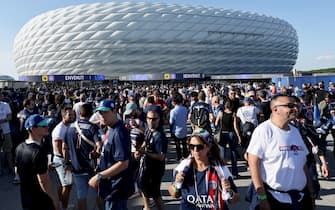 epa12147494 Fans arrive to the Allianz Arena for the UEFA Champions League final between Paris Saint-Germain and Internazionale Milano in Munich, Germany 31 May 2025.  EPA/RONALD WITTEK