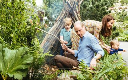 Regno Unito, Kate e William nel giardino reale con i figli