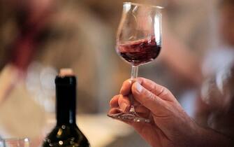 NAPA VALLEY, CA - MAY 16: People taste wine at the Vianasa Winery May 16, 2005 in Napa Valley, California. The Supreme court voted to stop the ban on interstate wine sales allowing wine lovers to buy their wine directly from wineries outside of their state.  (Photo by David Paul Morris/Getty Images)