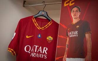 Roma vs Genoa, la maglia di Zaniolo con la patch di miglior giov