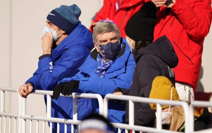 Peng Shuai assiste alla gara in tribuna con il presidente del Cio Bach