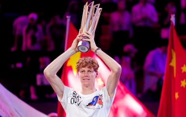 epa11656997 Jannik Sinner of Italy poses with the trophy after winning his Men's Singles Final match against Novak Djokovic of Serbia at the Shanghai Masters tennis tournament in Shanghai, China, 13 October 2024.  EPA/ALEX PLAVEVSKI