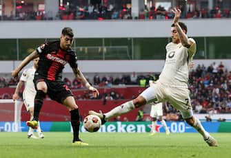 epa11329874 Josip Stanisic of Leverkusen (L) in action against Lorenzo Pellegrini of Roma (R)  the UEFA Europa League semifinal second leg soccer match between Bayer 04 Leverkusen and AS Roma in Leverkusen, Germany, 09 May 2024.  EPA/RONALD WITTEK