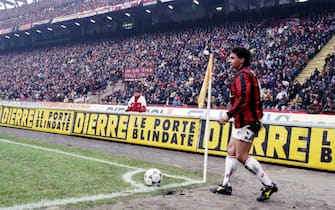 Foto LaPresse Torino/Archivio storico
Archivio storico
4-02-1996 Milano
SportRoberto Baggio (Caldogno, 18 febbraio 1967) è un dirigente sportivo ed ex calciatore italiano, di ruolo attaccante o centrocampista, vice-campione del mondo con la nazionale italiana nel 1994.
Soprannominato Raffaello o Divin Codino, è ritenuto uno dei migliori giocatori della storia del calcio mondiale.
Con le squadre di club ha conquistato due scudetti (1994-1995 e 1995-1996), una Coppa Italia (1994-1995) e una Coppa UEFA (1992-1993). In nazionale ha preso parte a tre Mondiali (1990, 1994 e 1998), sfiorando la vittoria dell'edizione 1994: vice-capocannoniere del torneo con 5 reti, sbagliò l'ultimo penalty della finale contro il Brasile, vinta dai sudamericani ai tiri di rigore.Nella foto Roberto Baggio si prepara a tirare un calcio d'angolo nella gara Milan vs Roma 
Neg: 08993

Photo LaPresse Turin/Archives historical
4-02-1996  Milan
In the photo Roberto Baggio