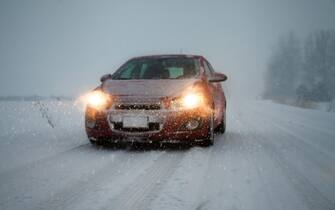 macchina nella neve
