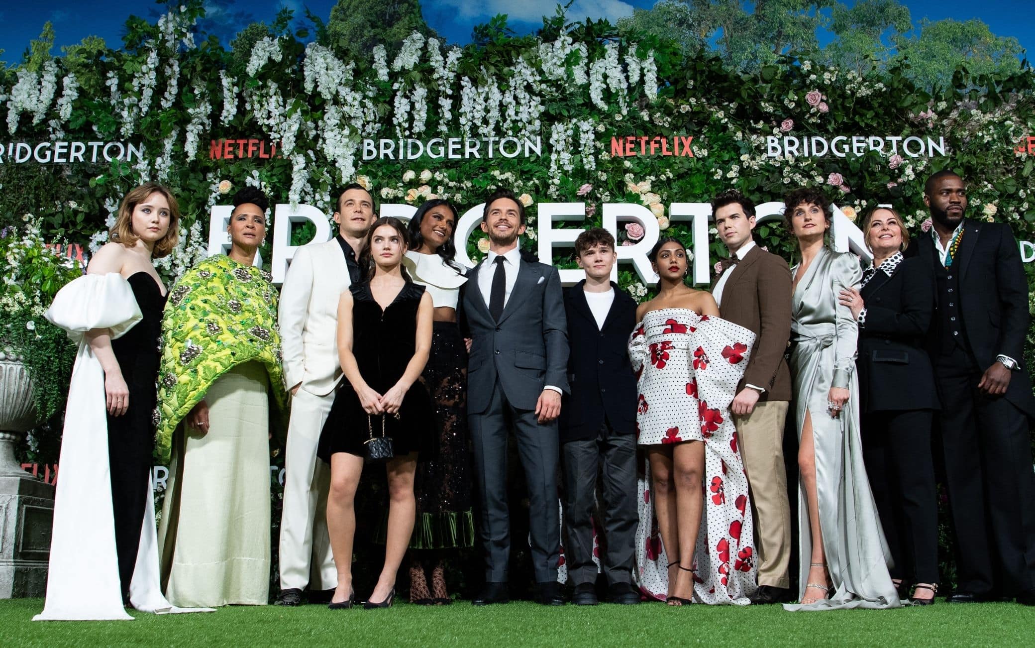 Il cast di Bridgerton 2 alla première di Londra. FOTO