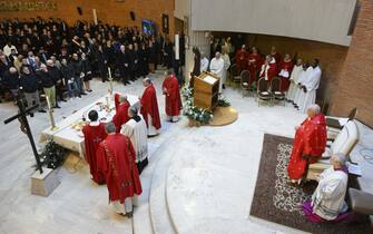 papa francesco porta santa rebibbia Pope Francis celebrates mass for prisoners in the Rebibbia New Complex Prison in Rome, Italy on December 26, 2024. Before he opened the Holy Door of the church of the prison for the 2025 Jubilee of Hope. ‘I wanted the second Holy Door I open to be here at a prison,’ Pope Francis explained. For the Jubilee of Hope, the first Door to be opened was in St. Peter’s Basilica, then, for the first-time ever, the Pope inaugurated the Jubilee with a Holy Door at a prison. Photo by (EV) Vatican Media/ABACAPRESS.COM