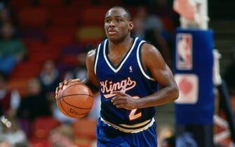 HOUSTON -1993:  Mitch Richmond #2 of the Sacramento Kings brings ball upcourt against the Houston Rockets during an NBA game at the Summit circa 1993 in Houston, Texas.  NOTE TO USER: User expressly acknowledges that, by downloading and or using this photograph, User is consenting to the terms and conditions of the Getty Images License agreement. Mandatory Copyright Notice: Copyright 1993 NBAE (Photo by Bill Baptist/NBAE via Getty Images)