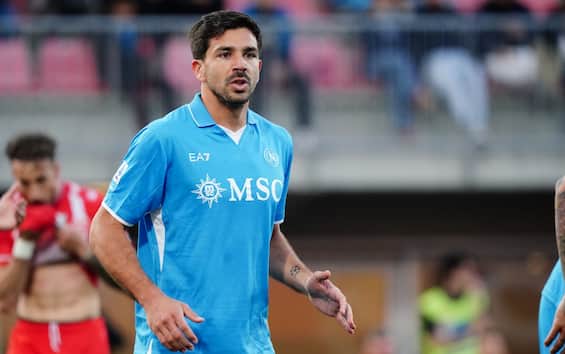 https://static.sky.it/editorialimages/353d8b7d38098b24c270a62d312ac556be4238fd/skysport/it/calcio/calciomercato/2025/08/02/torino-simeone-napoli-calciomercato-news/napoli_simeone_ipa.jpg?im=Resize,width=565