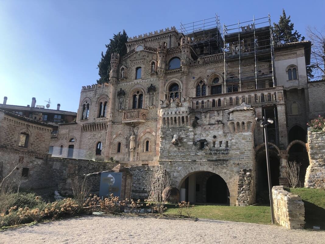 1_La_casa_delle_meraviglie_Castello_della_Monica.jpg