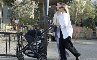 06-margot-robbie-figlio-tom-ackerley-ipa - 1