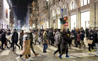 Milano,Folla di persone per lo shopping natalizio in Via Torino (Milano - 2021-12-04, DUILIO PIAGGESI) p.s. la foto e' utilizzabile nel rispetto del contesto in cui e' stata scattata, e senza intento diffamatorio del decoro delle persone rappresentate