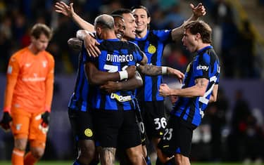 RIYADH, SAUDI ARABIA - JANUARY 19:  Marcus Thuram of FC Internazionale celebrates with team-mates after scoring the team's first goal during the Italian EA Sports FC Supercup Semifinal match between FC Internazionale and SS Lazioat Al-Awwal Stadium on January 19, 2024 in Riyadh, Saudi Arabia. (Photo by Mattia Pistoia - Inter/Inter via Getty Images)