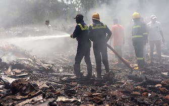 Incidente aereo Firefighters work at the site where Air India flight 171 crashed in a residential area near the airport in Ahmedabad on June 12, 2025. The London-bound passenger plane crashed on June 12 in India's western city of Ahmedabad with 242 on board, aviation officials said in what the airline called a "tragic accident". (Photo by Sam PANTHAKY / AFP)