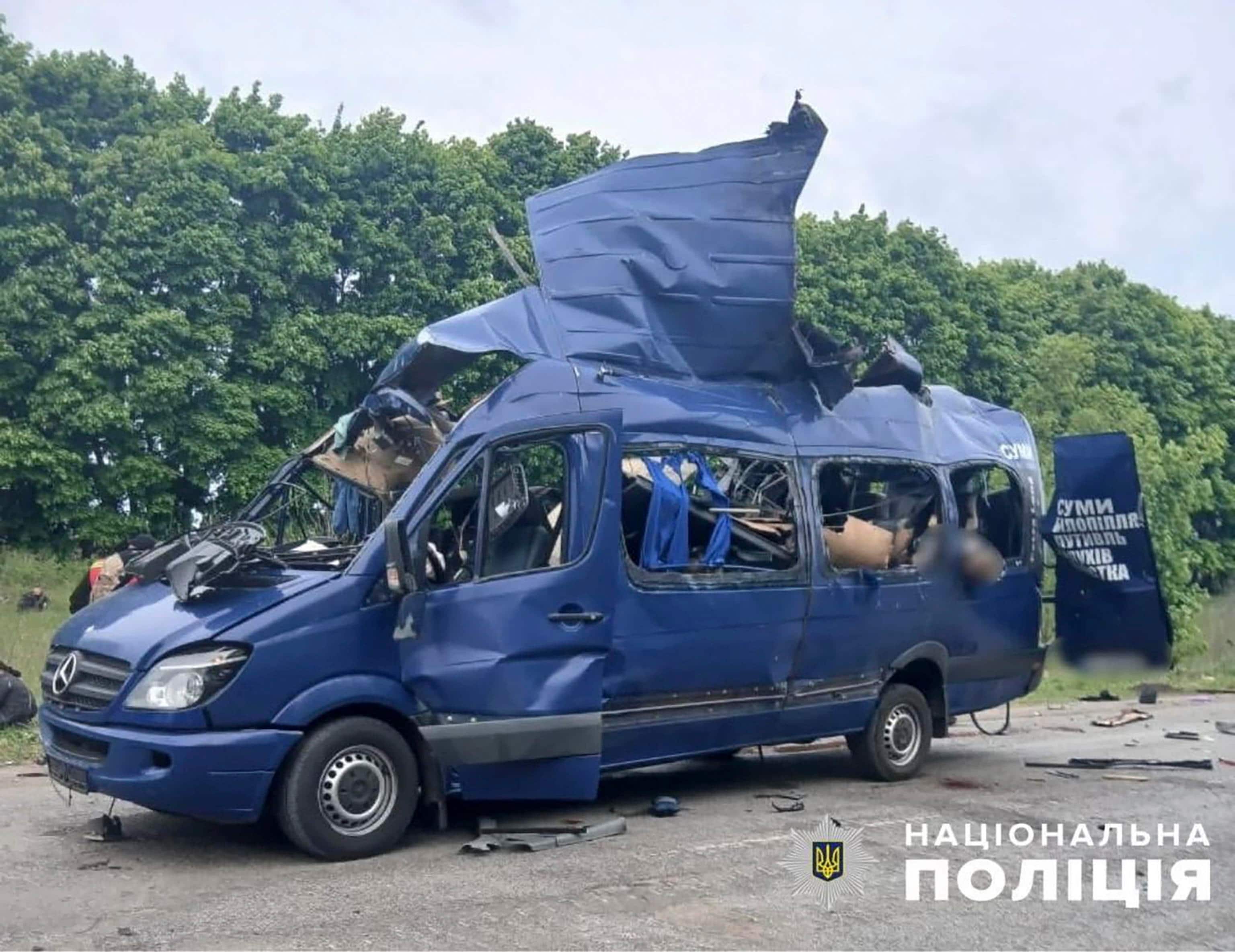 Il minibus colpito
