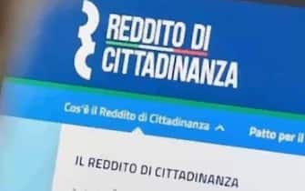 In una foto dell'ufficio stampa della Guradia di Finanza l'attività investigativa che ha condotto oltre 500 finanzieri del Comando Provinciale della Guardia di Finanza di Napoli, coordinati dalle Procure della Repubblica presso i Tribunali di Napoli, Napoli Nord, Nola e Torre Annunziata, in diversi quartieri del capoluogo e nell'area metropolitana a perquisizioni e sequestri per oltre 1.000.000 di euro nei confronti di soggetti, tutti condannati per il reato di associazione di tipo mafioso, che hanno falsamente autocertificato i requisiti per ottenere il reddito di cittadinanza. ANSA    +++ HO NO SALES - DITORIAL USE ONLY +++ o +++ ANSA PROVIDES ACCESS TO THIS HANDOUT PHOTO TO BE USED SOLELY TO ILLUSTRATE NEWS REPORTING OR COMMENTARY ON THE FACTS OR EVENTS DEPICTED IN THIS IMAGE; NO ARCHIVING; NO LICENSING +++